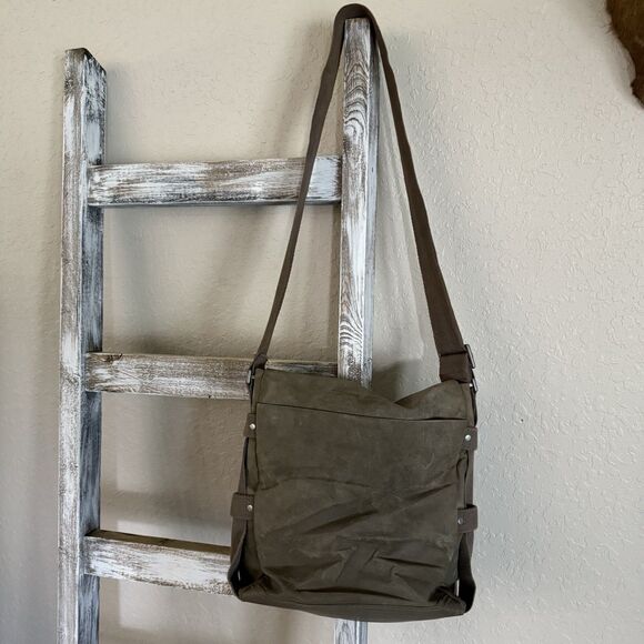 Calvin Klein Messenger Crossbody Bag Suede Like Utility Gray College Work - Picture 3 of 6